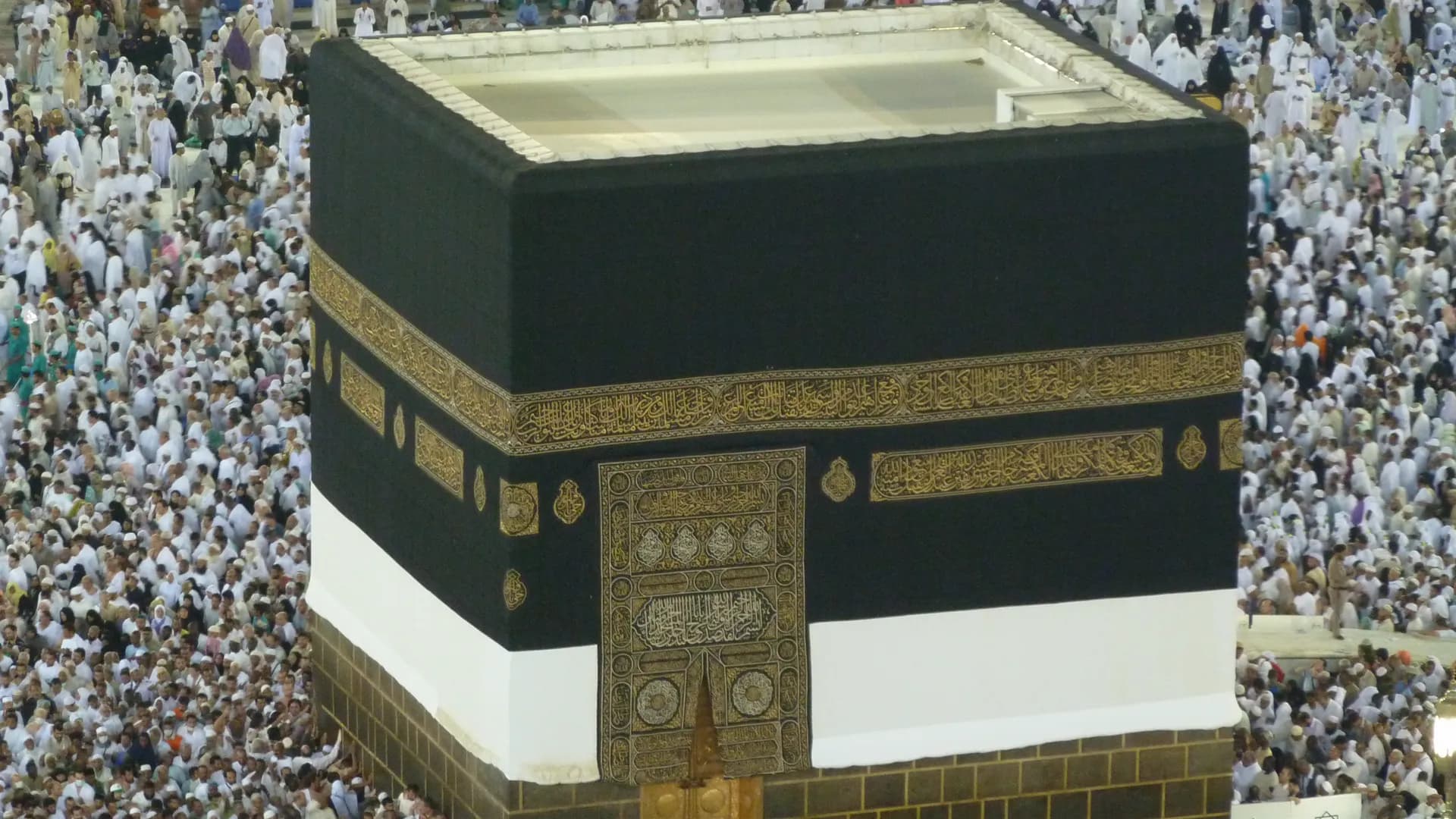 Ka'bah di Masjidil Haram dikelilingi jamaah berpakaian putih